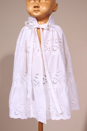 Cape de baptême blanc cassé broderie anglaise